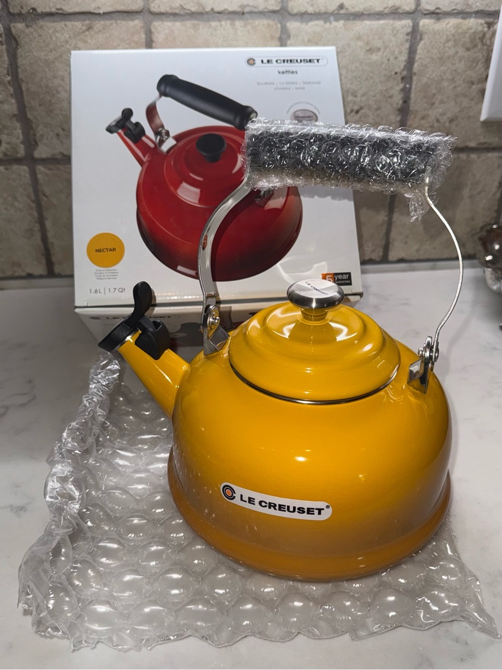 Le Creuset Classic Whistling Tea Kettle 1.7 Qt Nectar $130 MSRP – New In Box